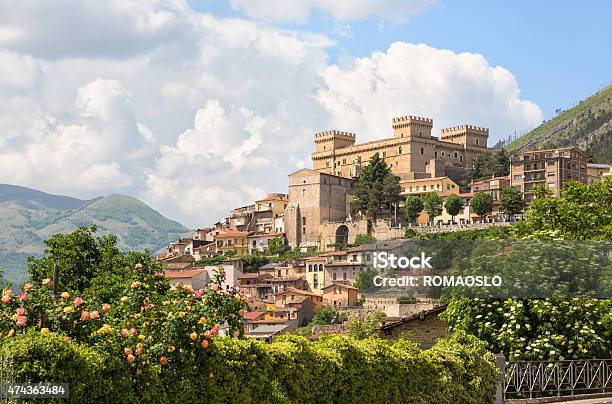 街並み、イタリアのアブルッツィ Celano - ストックフォト・写真素材...