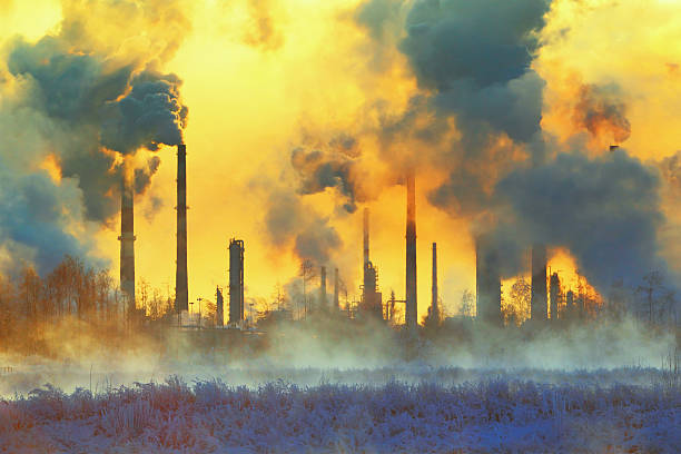 inquinamento ambientale - refinery factory night petroleum foto e immagini stock