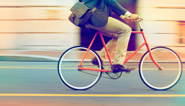 avanzado a través de las calles - city bike fotografías e imágenes de stock