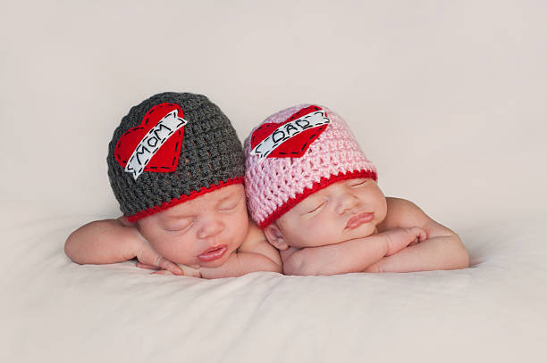новорожденный ребенок twins в любовь маме и папе шапки - twin newborn baby baby girls стоковые фото и изображения