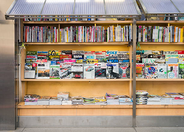 magazine stehen zur auswahl - stack of newspapers fotos stock-fotos und bilder