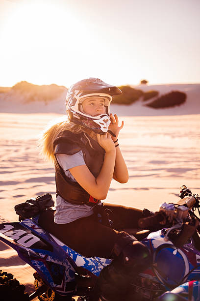 quad professionnel de femme sur son dos nageur quatre-wheeler - fourwheeler photos et images de collection