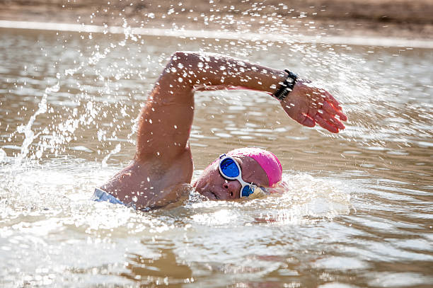 여성 swimmer 만들진 댐 스톡 사진