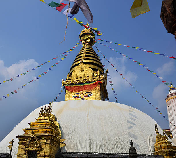 swayambhunath o monkey tempio con il buddha occhi in nepal-kathmandu - nepal buddha monkey temple tibet foto e immagini stock