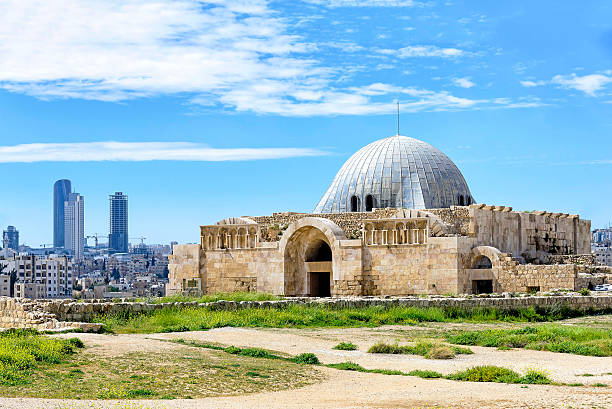 umayyad-palast in die zitadelle von amman, jordanien - ancient arabic style arch architecture stock-fotos und bilder