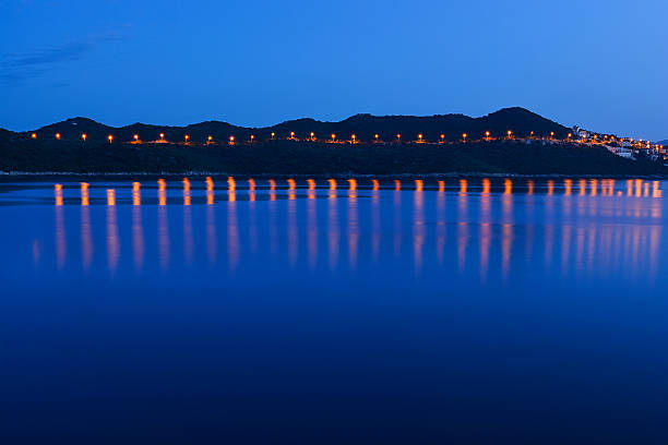 penisola di luce riflesso - blurred motion circle reflection illuminated foto e immagini stock