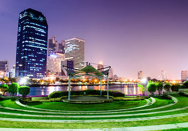 skyline dal parco - bangkok city urban scene center foto e immagini stock