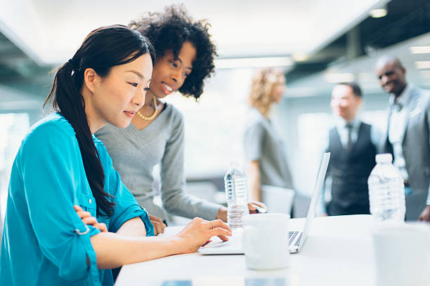 multirracial mujer de negocios en la sala de reuniones - cubicle using computer computer office fotografías e imágenes de stock