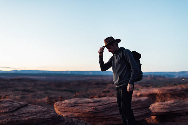 hiker на краю скалы в аризоне гранд каньон - side view southwest usa horizontal sun стоковые фото и изображения