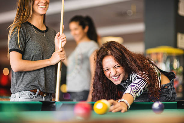 bonheur des amis dans un pub - billard photos et images de collection