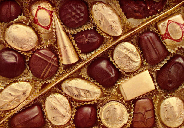 illustrazioni stock, clip art, cartoni animati e icone di tendenza di scatola di cioccolatini assortiti - chocolate candy chocolate valentines day box