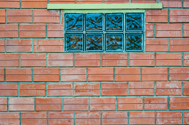 texture de mur de briques avec citron vert en blocs de verre - block blue brick building activity photos et images de collection