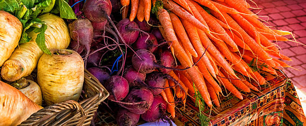 verdura bancarella, primo piano - farmers market agricultural fair agriculture beet foto e immagini stock