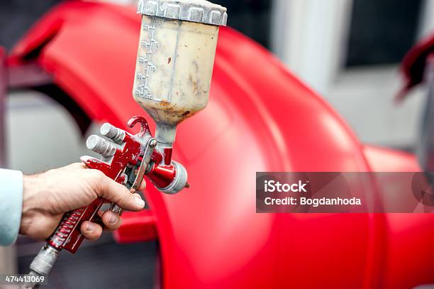 Primer Plano De La Pistola De Aerosol De Pintura Rojo Pintura De Un Coche Foto de stock y más banco de imágenes de Pintar