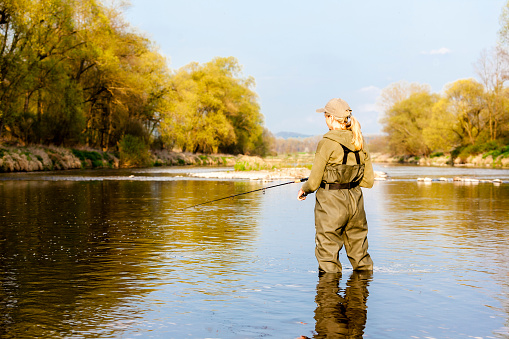 Mujer de la pesca en el río photo