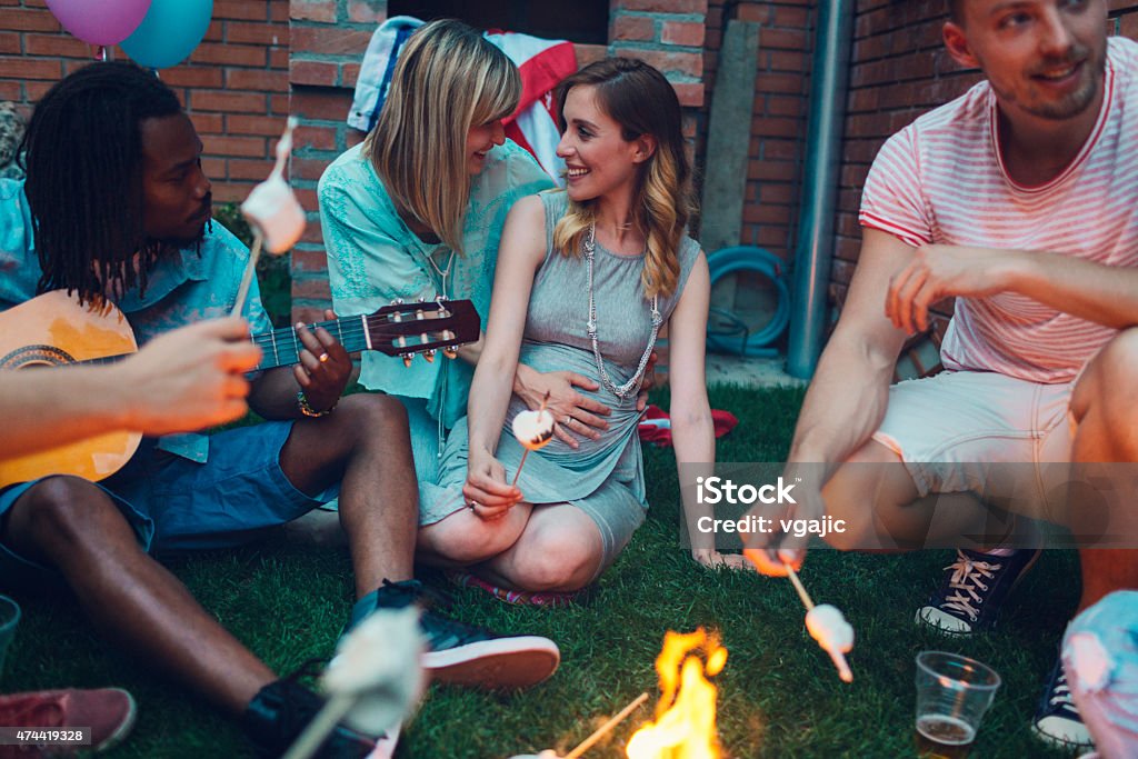 Junge Menschen Gebratene Marshamllows am offenen Feuer. - Lizenzfrei Schwanger Stock-Foto