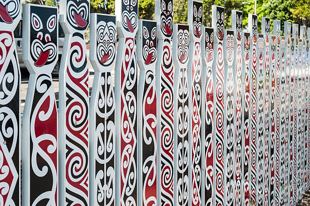 забор с традиционными маори поверхностей - maori new zealand tattoo art стоковые фото и изображения