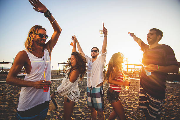 danser sur la plage - tropical music photos et images de collection