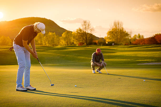 dwóch starszych golf gracz o zachodzie słońca. - putting golf golfer golf swing zdjęcia i obrazy z banku zdjęć