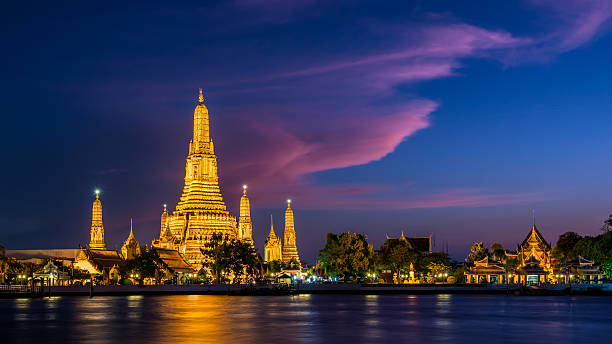 wat arun - bangkok thailand skyline night photos et images de collection