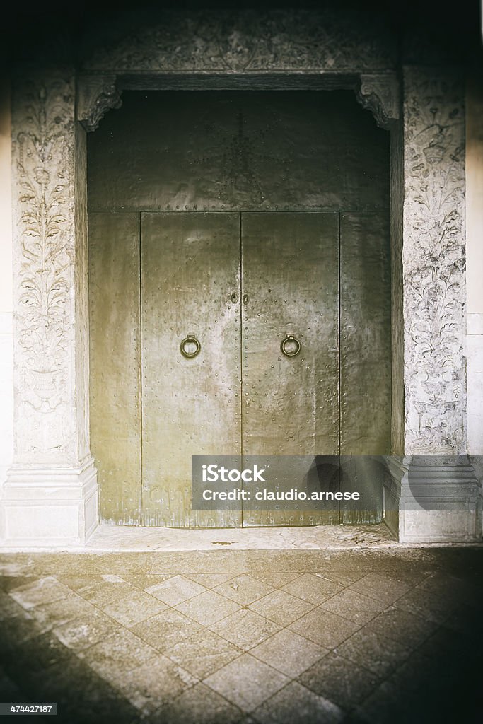 Vecchio cancello di ferro.  Immagine a colori - Foto stock royalty-free di Ambientazione esterna