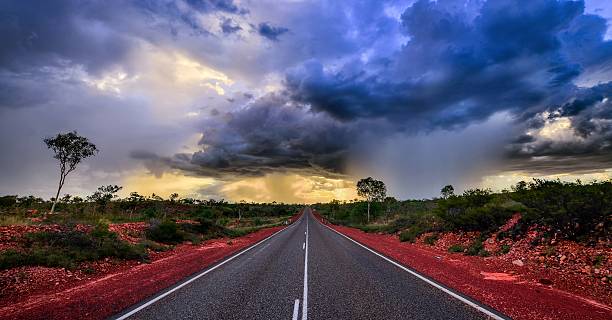 gathering storm in australia - outback foto e immagini stock