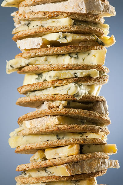 tower of blue stilton и шотландский oatcakes прожилками - blue cheese cheese england cracker стоковые фото и изображения