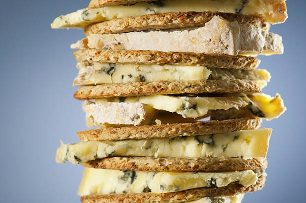 tower of blue stilton и шотландский oatcakes прожилками - blue cheese cheese england cracker стоковые фото и изображения