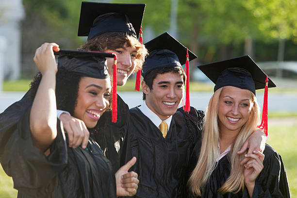 freunde seinem - high school student graduation education friendship stock-fotos und bilder