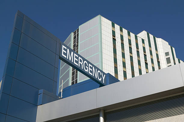 tanda darurat di pintu masuk rumah sakit - hospital building potret stok, foto, & gambar bebas royalti