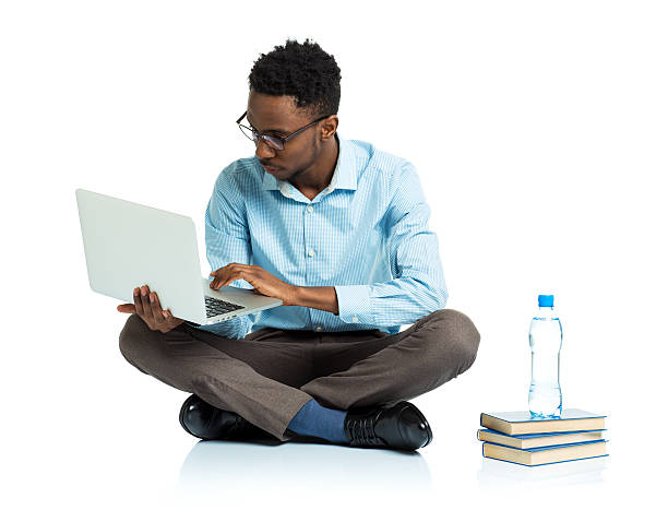 african american college student siedzi z laptopa na biały - sitting young men book isolated on white zdjęcia i obrazy z banku zdjęć