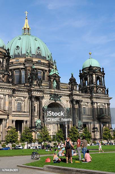 Cattedrale Di Berlino In Central - Fotografie stock e altre immagini di A forma di croce - A forma di croce, Ambientazione esterna, Annaffiatore