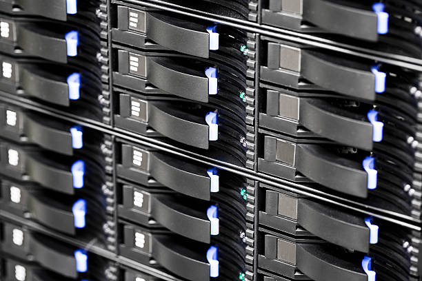 хранения данных san жестких дисков в крупных центрах обработки данных - rack network server hard drive replace стоковые фото и изображения