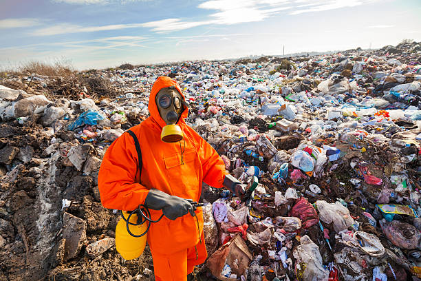 umweltschutz arbeiter - radiation protection suit toxic waste protective suit cleaning stock-fotos und bilder