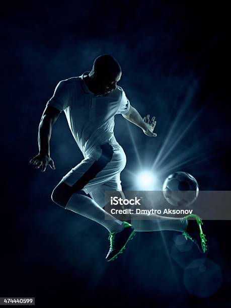 Foto de Dribblring Uma Bola De Jogador De Futebol e mais fotos de stock de Bola de Futebol - Bola de Futebol, Adulto, Atividade