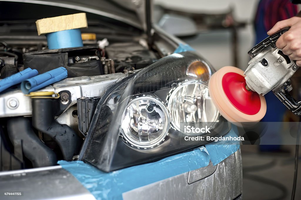 Automático mecânico trabalhando em polimento um faróis - Foto de stock de Carro royalty-free