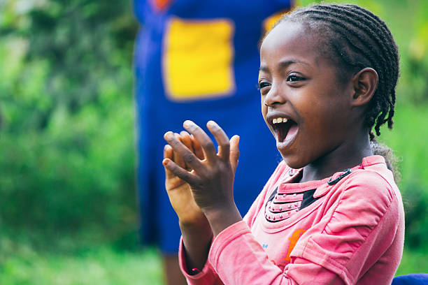 etíope menina cantar e bater palmas no jardim de infância - etiopia i imagens e fotografias de stock