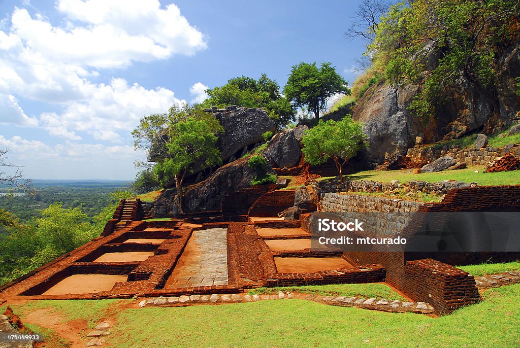 Sigiriya león rock fortaleza, Sri Lanka - Foto de stock de Sigiriya libre de derechos