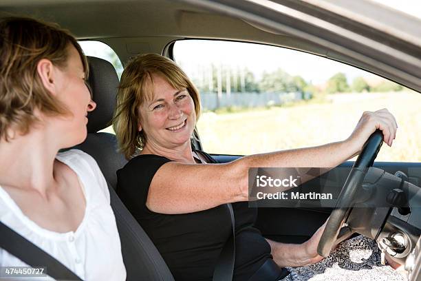 Photo libre de droit de Mature Femme Avec Fille En Voiture banque d'images et plus d'images libres de droit de Voiture - Voiture, Dedans, Famille