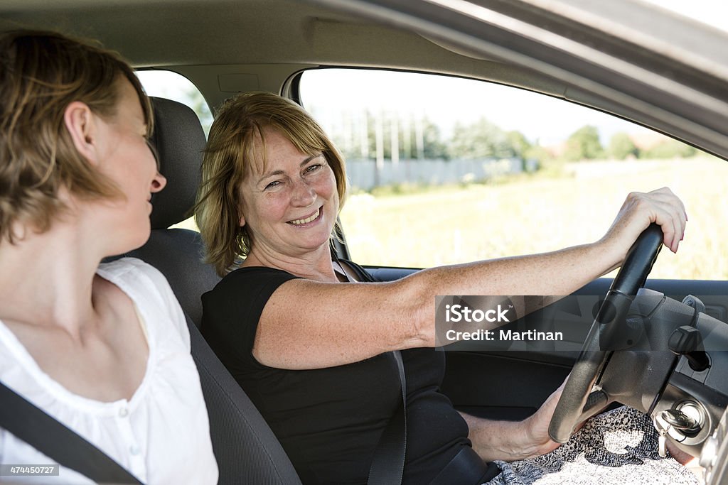 Mulher Madura com a filha de carro - Foto de stock de Carro royalty-free