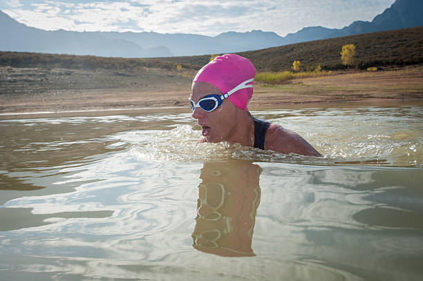 Kobiet Pływak w dam – zdjęcie