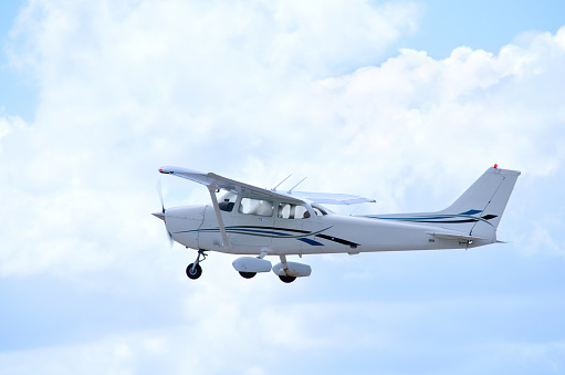 Pequeño avión de un solo motor privado en vuelo con nubes photo