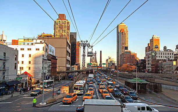 strada di new york city e queensboro bridge - overhead cable car car usa avenue foto e immagini stock