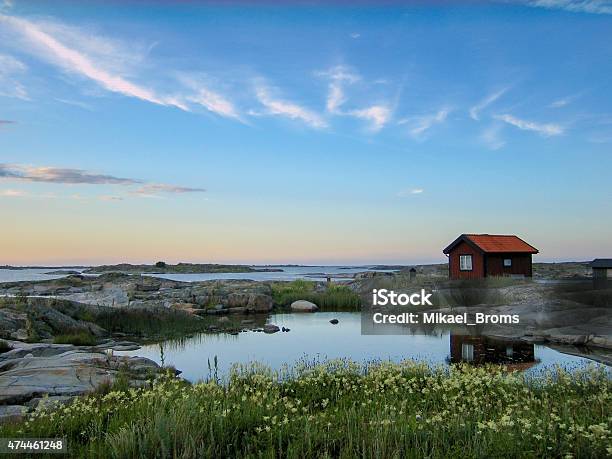 Pequeña Hut Acrhipelago En El Exterior Foto de stock y más banco de imágenes de Archipiélago - Archipiélago, Verano, Estocolmo