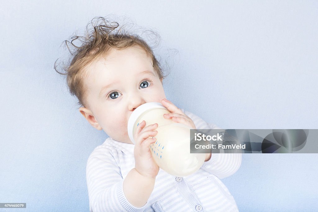 Bonita com garrafa de leite de bebê em cobertor azul - Foto de stock de Bebê royalty-free