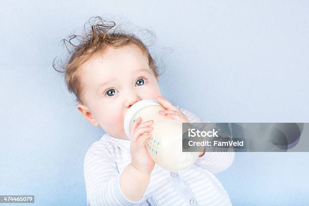 Foto de Bonita Com Garrafa De Leite De Bebê Em Cobertor Azul e mais fotos de stock de Bebê