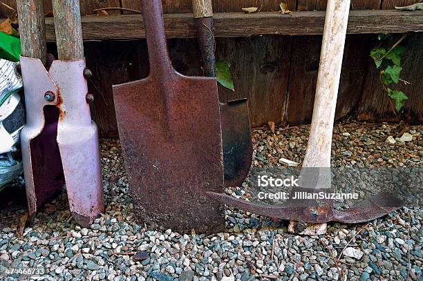 Photo libre de droit de Rusty Jardin Outils banque d'images et plus d'images libres de droit de Binette - Binette, Boue, Délabré