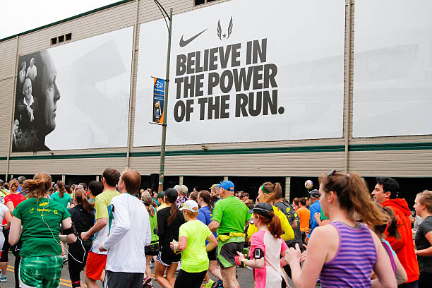 marathon-läufer rennen in eugene, or - lane stock-fotos und bilder