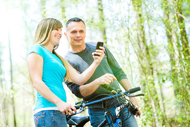 familia bicycle ride - two parent family technology mobility men fotografías e imágenes de stock