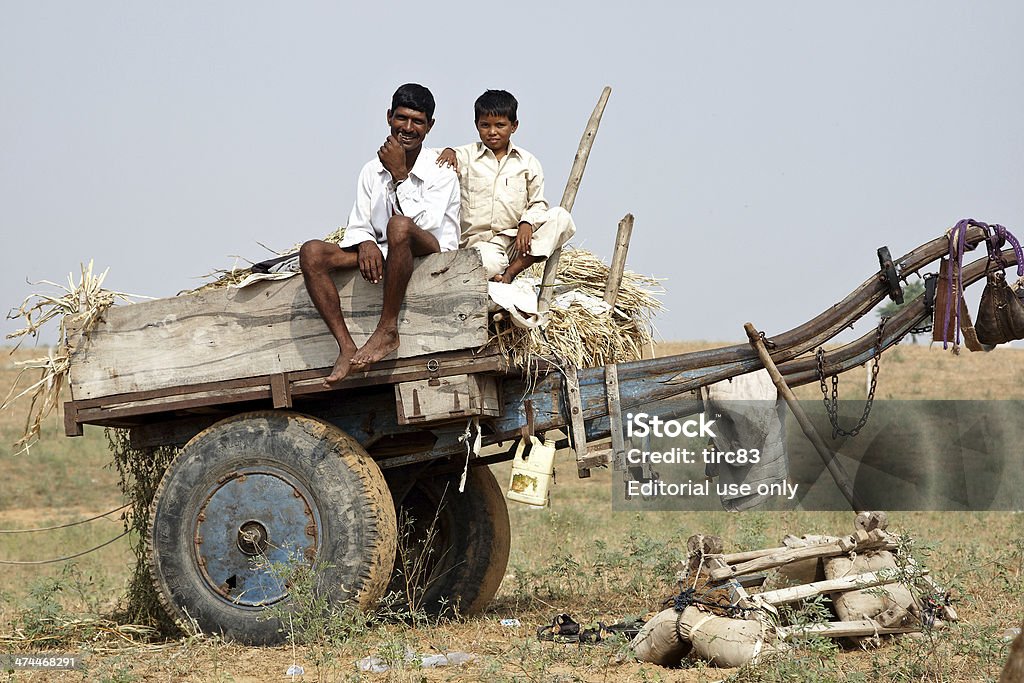 Un homme et un garçon sur la Foire aux chameaux de Pushkar panier - Photo de Animaux au travail libre de droits